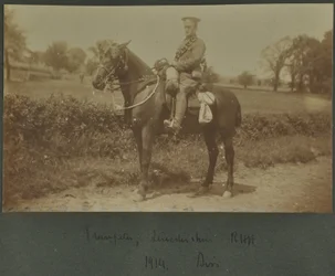 Trompettiste de la Leicestershire Royal Horse Artillery dans un camp d