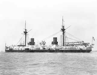 Vue du cuirassé HMS Inflexible (lancé en 1876) après conversion en gréement militaire en 1885 (photo n/b)