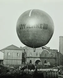 Ballon Vivienne III devant la Wandsworth Gas Company, 1898