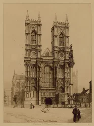 Tour ouest et monument de Crimée à l