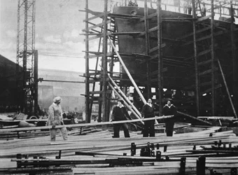 Femmes au travail dans un chantier naval