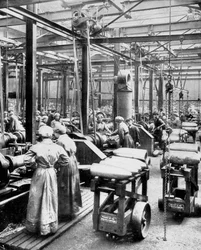 Femmes fabriquant des obus explosifs