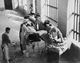 Une unité de chirurgie de campagne opérant dans une prison italienne sous le feu pendant la Seconde Guerre mondiale, d