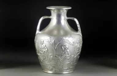 Une réplique victorienne en argent du vase de Portland, 1844