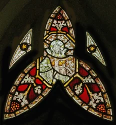 Une fenêtre nord représentant la Trinité