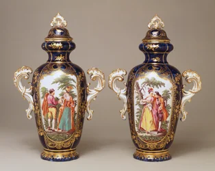 Une paire de vases oviformes lobés à fond bleu de Chelsea et leurs couvercles représentant des amoureux parmi les arbres, c.1765