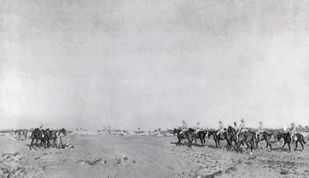 Une patrouille des 14e Hussards avec le commandant le lieutenant-colonel R.W. Hewitt DSO approchant pour prendre la reddition turque à la reddition de Kazimain, 11 mars 1917