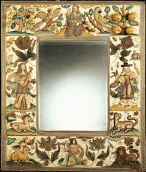 Un miroir en relief représentant un couple noble, avec des animaux, des fruits et des fleurs