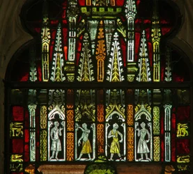 Une fenêtre dans la chapelle de la Vierge représentant un dais avec des figures