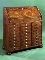 Bureau avec de nombreux petits tiroirs et pieds en boule, c.1710