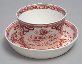 Tasse à thé commémorative et soucoupe lisant Un Souvenir de Preston Guild 1882, Minton, Angleterre, vers 1882