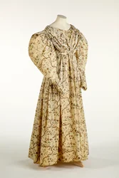 Robe imprimée avec un motif de fleurs et de branches sur un tissu crème tissé avec un motif de grille, c.1830-35