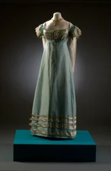 Robe de soirée bleu œuf de canard avec manches crème, montrée ici avec des bijoux en perles, c.1819
