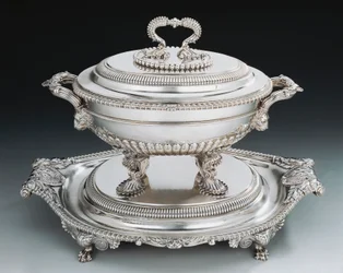 Soupière en argent de style George III avec plateau