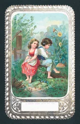 Fille et garçon assis sur un rocher