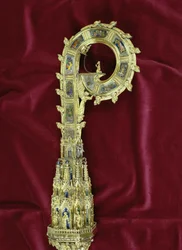 Tête et crosse de la crosse de Guillaume de Wykeham (c.1320-1404) : côté Pierre (détail)