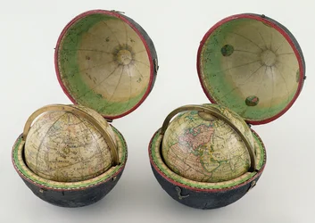 Paire de globes de poche, fabriqués par Newton & Son, vers 1830 (carton pierre, laiton, papier et simili cuir noir)