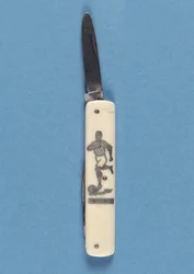 Canif représentant un footballeur