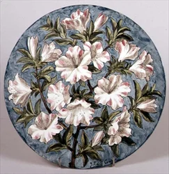 Assiette peinte par Edith Cowper pour Howell et James avec des azalées, exposée à l