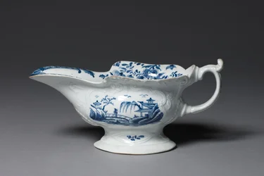 Saucière, peut-être fabriquée par la manufacture de porcelaine de Worcester ou de Bristol, vers 1752