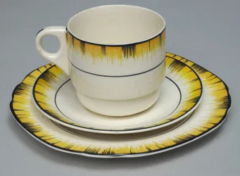 Tasse à thé, soucoupe et assiette par Brexton, vers 1935