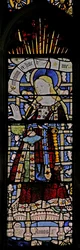 La fenêtre Est (Ew) représentant la Vierge Marie (figure composite) - avec des bijoux en verre incrusté