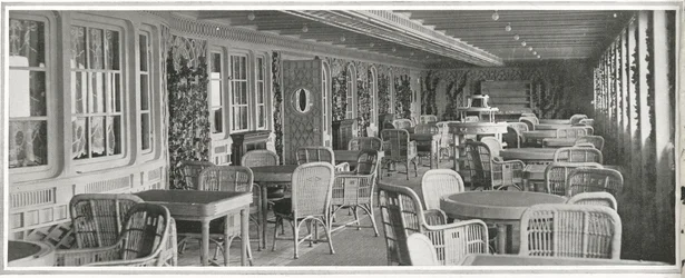 Le somptueux café parisien sur le Titanic, avec son treillis et ses plantes grimpantes (détail)
