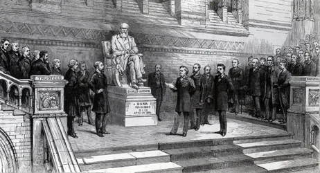 Inauguration de la statue du défunt Charles Darwin au Musée d