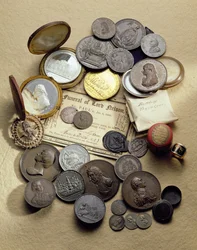 Diverses médailles et artefacts relatifs à l