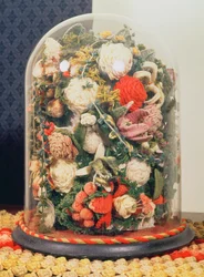 Fleurs en laine victoriennes dans une vitrine