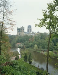 Vue de la cathédrale de Durham à travers la rivière Wear, commencée en 1093