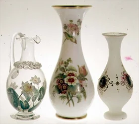 Cruche à eau décorée de nénuphars en peinture céramique recouverte de cristal, par Henry G. Richardson, milieu du 19e siècle; deux vases en verre opale par Henry G. Richardson, fin du 19e siècle; vase en verre opale avec peinture émaillée, fin du 19e siècl