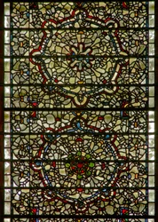 Fenêtre des Cinq-Sœurs représentant des grisaille