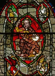 Fenêtre S représentant le Christ en majesté entouré de symboles des évangélistes
