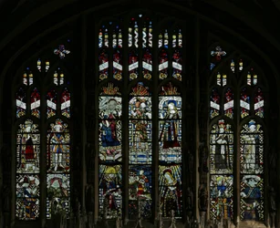Fenêtre représentant la fenêtre est de la chapelle Beauchamp ; elle a été vandalisée par les puritains en 1643, mais a été très habilement restaurée, avec certaines figures reconstituées à partir de fragments
