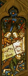 Fenêtre n2 représentant la chorale angélique avec une partition musicale