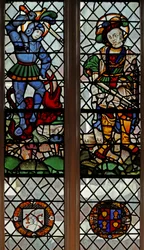 Fenêtre s4 représentant Saint Georges et Saint Martin; armoiries