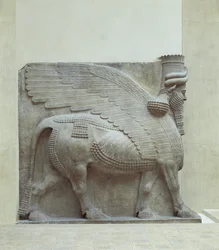 Taureau avec ailes, visage humain et diadème ...