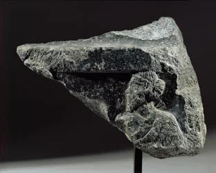 Fragment de vase avec un relief représentant un porteur De Suse, Iran, période akkadienne ...