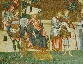 Le gouverneur Cyrenus, un garde et les fonctionnaires lisant l