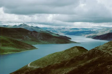 Lac Yamdrog, route sud de Shigatse à Lhassa, Tibet (photo)