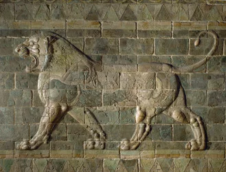 Lion, tuiles vernissées colorées, provenant du palais de Suse, Iran ...