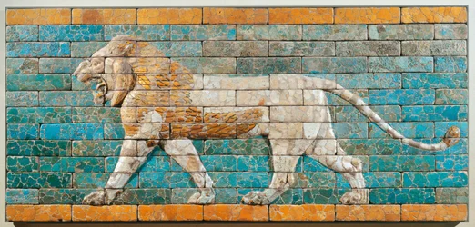 Lion tourné vers la gauche. Babylone, Mésopotamie, Période de Nabuchodonosor II. Relief en brique de terre cuite vernissée...