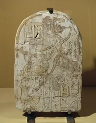 Pharaon Ramsès II frappant des prisonniers. Stèle dédiée ...