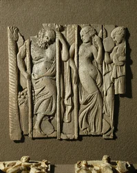 Thiasos, une procession bacchanale avec Silène et des Maenades dansantes ...