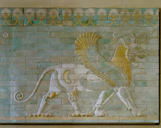 Taureau ailé, tuiles vernissées colorées, provenant du palais de Suse, Iran ...