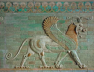 Lion ailé à tête de bélier et pattes arrière de griffon ...