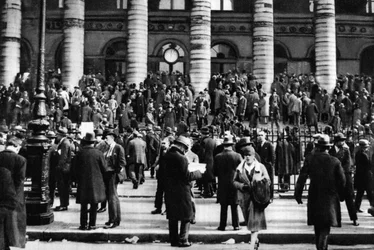 Négociation devant la Bourse, Paris, 1931