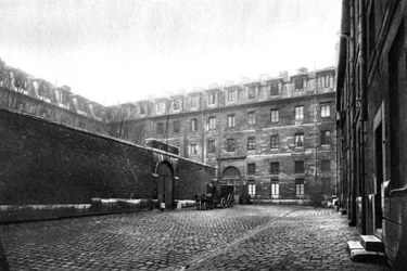 Cour de la prison pour femmes Saint-Lazare, Paris, 1931