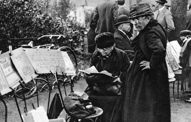 Vendeurs de timbres aux Champs-Élysées, Paris, 1931